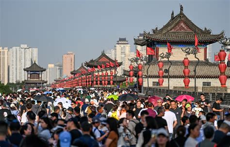 西安10月份穿什麼？秋季時尚與古都風情的交融對話